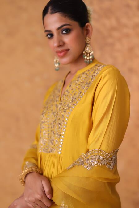 Buy_Pouli Pret_Yellow Chanderi, Organza Zari, Embroidery Split V-neck Kurta Set 
