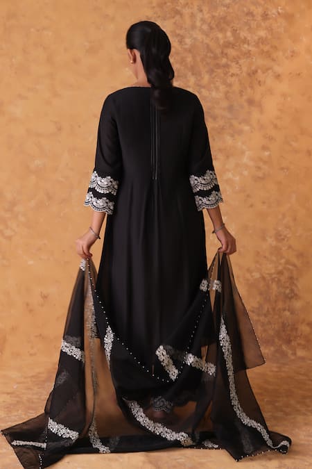 Pouli Pret Black Resham Work Kurta Pant Set 