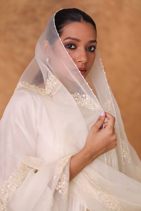 Shop_Pouli Pret_Ivory Chanderi, Organza Zari, Lace Round Neck Kurta Pant Set _Online_at_Aza_Fashions