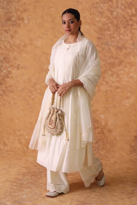 Buy_Pouli Pret_Ivory Chanderi, Organza Zari, Lace Round Neck Kurta Pant Set 