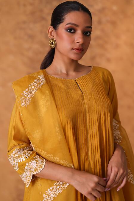 Buy_Pouli Pret_Yellow Chanderi, Organza Lace, Zari, Embroidery Round Neck Work Kurta Set 