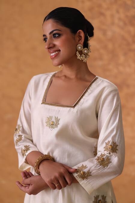 Pouli Pret_Ivory Chanderi, Organza Zari, Embroidery Square Neck Zardozi Kurta Set _Online_at_Aza_Fashions