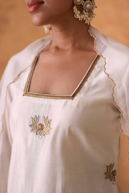 Buy_Pouli Pret_Ivory Chanderi, Organza Zari, Embroidery Square Neck Zardozi Kurta Set _Online_at_Aza_Fashions
