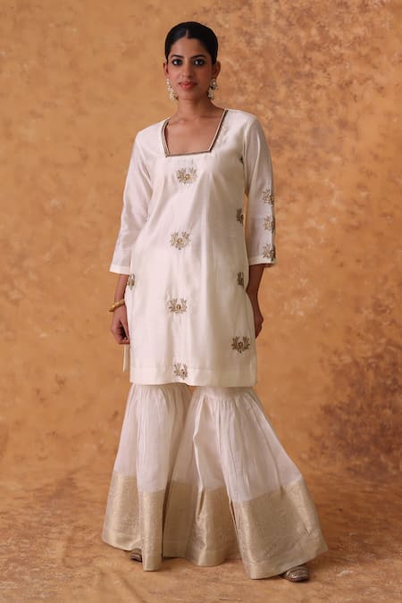 Pouli Pret_Ivory Chanderi, Organza Zari, Embroidery Square Neck Zardozi Kurta Set _at_Aza_Fashions