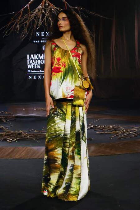 Til Red Cotton Scoop Neck Crimson Grass Embroidered Vest Online at Aza Fashions Til_Red Cotton Scoop Neck Crimson Grass Embroidered Vest _Online_at_Aza_Fashions