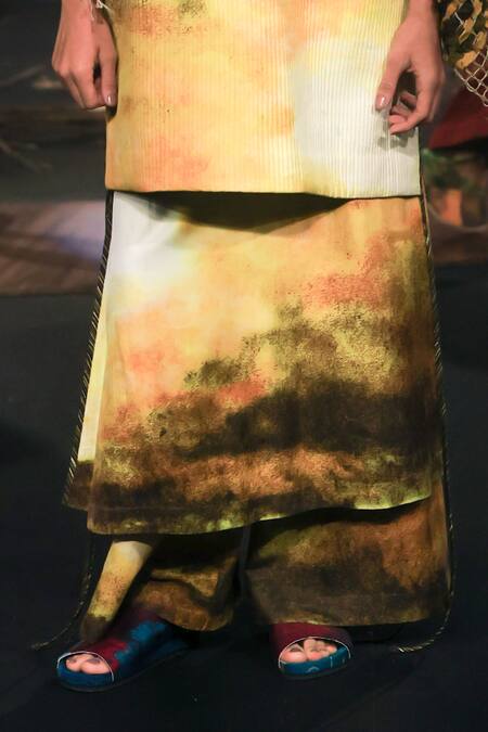 Til_Multi Color Chanderi V-neck Haze Quilted Kurta And Panel Pant Set _Online_at_Aza_Fashions