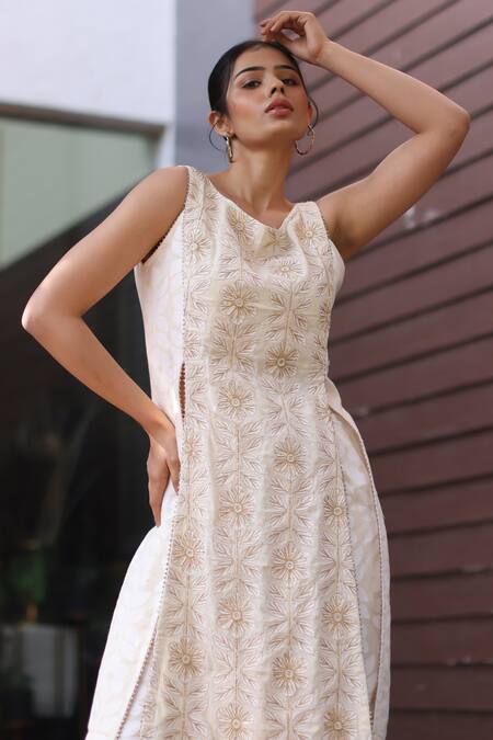 Nazar By Indu_Ivory Cotton Embroidery Round Neck Aari Kurta Pant Set _at_Aza_Fashions