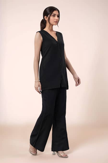 Naintara Bajaj_Black Cotton V-neck Top And Pant Set _Online_at_Aza_Fashions