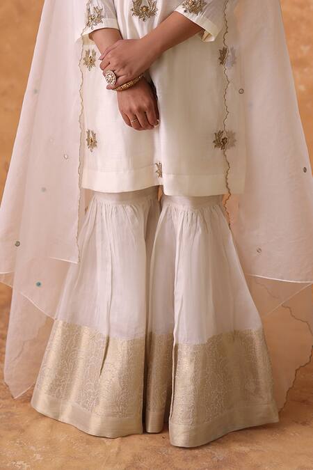 Buy_Pouli Pret_Ivory Chanderi, Organza Zari, Embroidery Square Neck Zardozi Kurta Set 
