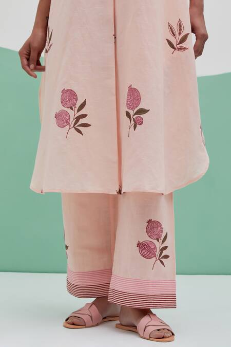 Priya Chaudhary_Peach Linen Embroidery Mandarin Collar Block Print Kurta Set _at_Aza_Fashions