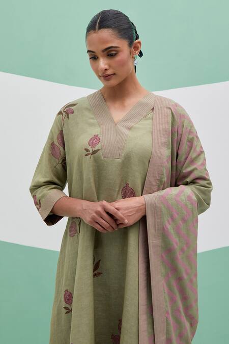 Priya Chaudhary_Green Linen Embroidery V-neck Block Print Kurta Set _Online_at_Aza_Fashions