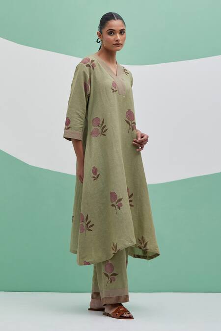 Buy_Priya Chaudhary_Green Linen Embroidery V-neck Block Print Kurta Set _Online_at_Aza_Fashions