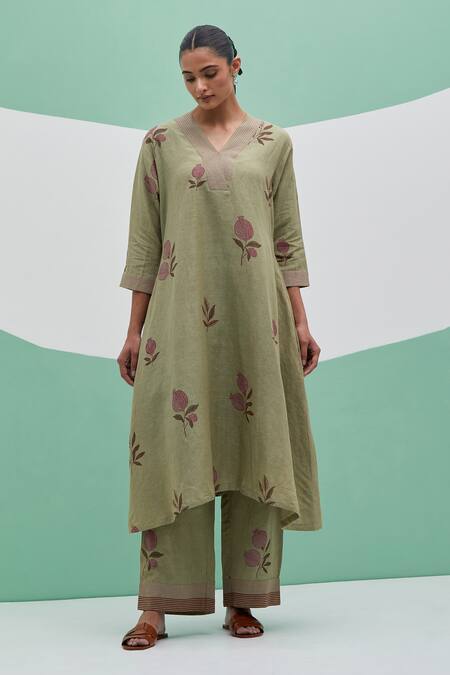 Priya Chaudhary_Green Linen Embroidery V-neck Block Print Kurta Set _at_Aza_Fashions
