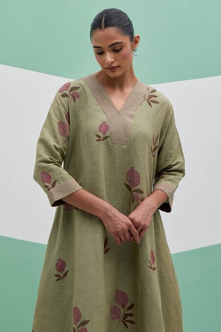 Buy_Priya Chaudhary_Green Linen Embroidery V-neck Block Print Kurta Set 