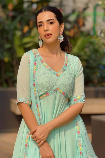 LABEL AISHWARYRIKA_Blue Georgette Embroidery V-neck Malt Chikankari Anarkali Set _Online_at_Aza_Fashions