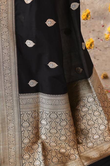 Buy_Naaritva India_Black Zari Handwoven Banarasi Saree With Running Blouse 