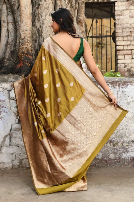 Naaritva India Handwoven Zari Work Banarasi Saree With Running Blouse 