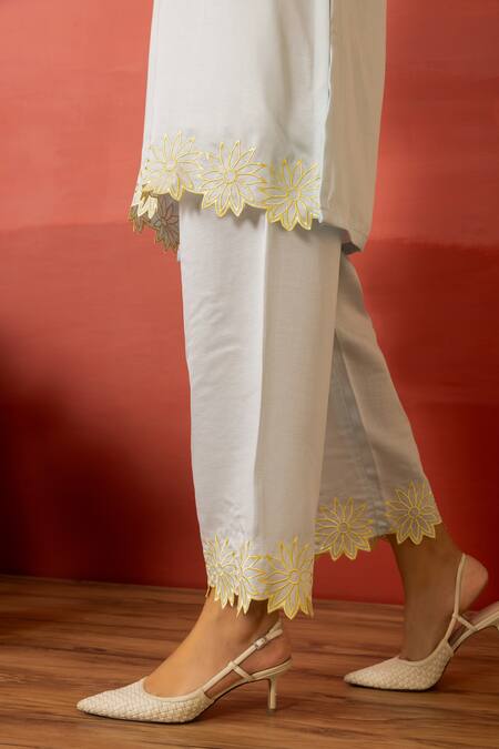 Charu Makkar Blue Linen, Satin, Organza Embroidery V-neck Twinkle Kurta Set Online at Aza Fashions Charu Makkar_Blue Linen, Satin, Organza Embroidery V-neck Twinkle Kurta Set _Online_at_Aza_Fashions