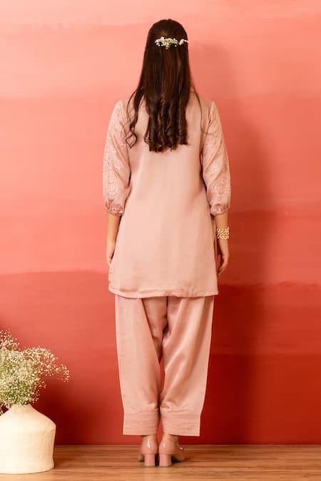 Shop Charu Makkar Pink Linen, Satin, Organza Embroidery Round Neck Designer Salmon Kurta Set at Aza Fashions Shop_Charu Makkar_Pink Linen, Satin, Organza Embroidery Round Neck Designer Salmon Kurta Set _at_Aza_Fashions