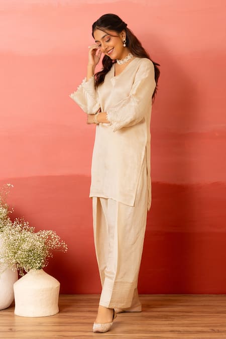 Charu Makkar White Linen, Satin, Organza Embroidery V-neck Designer Pearl Kurta Pant Set at Aza Fashions Charu Makkar_White Linen, Satin, Organza Embroidery V-neck Designer Pearl Kurta Pant Set _at_Aza_Fashions