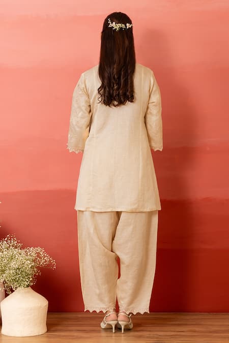 Shop Charu Makkar White Linen, Satin, Organza Embroidery, Lace V-neck Designer Pearl Kurta Set at Aza Fashions Shop_Charu Makkar_White Linen, Satin, Organza Embroidery, Lace V-neck Designer Pearl Kurta Set _at_Aza_Fashions