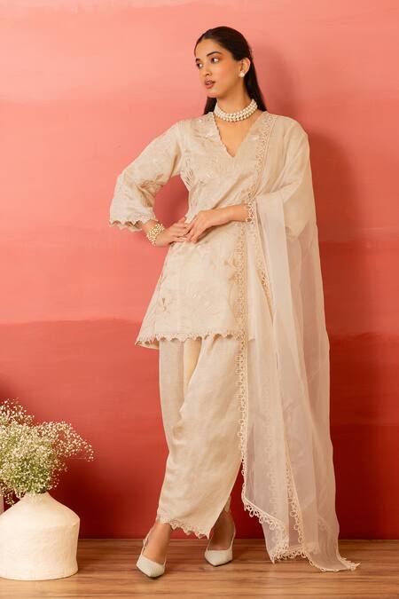 Charu Makkar White Linen, Satin, Organza Embroidery, Lace V-neck Designer Pearl Kurta Set at Aza Fashions Charu Makkar_White Linen, Satin, Organza Embroidery, Lace V-neck Designer Pearl Kurta Set _at_Aza_Fashions