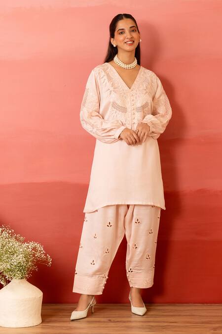 Charu Makkar Peach Linen, Satin, Organza Embroidery V-neck Floral Kurta Set at Aza Fashions Charu Makkar_Peach Linen, Satin, Organza Embroidery V-neck Floral Kurta Set _at_Aza_Fashions