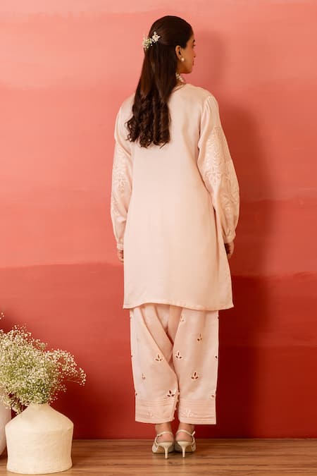 Shop Charu Makkar Peach Linen, Satin, Organza Embroidery V-neck Floral Kurta Set at Aza Fashions Shop_Charu Makkar_Peach Linen, Satin, Organza Embroidery V-neck Floral Kurta Set _at_Aza_Fashions