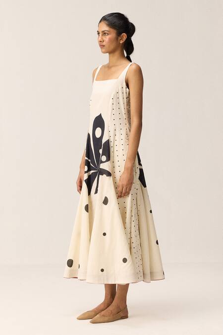 Buy Kharakapas Off White Cotton Square Neck Eira And Black Dress Online at Aza Fashions Buy_Kharakapas_Off White Cotton Square Neck Eira And Black Dress _Online_at_Aza_Fashions