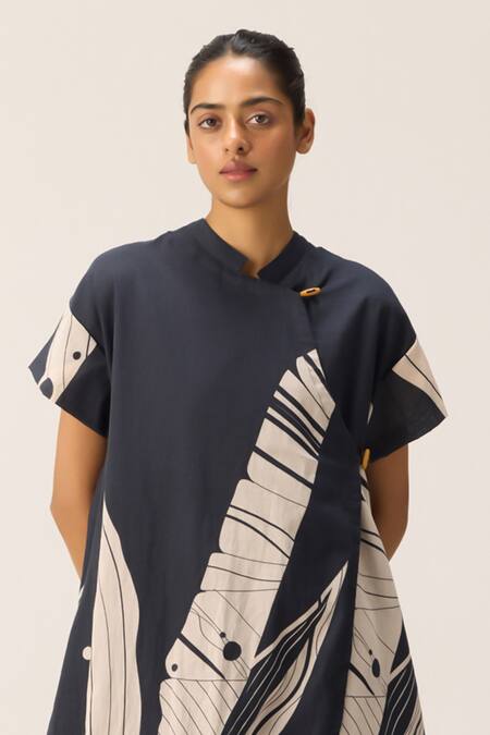 Kharakapas Black Round Neck Phantom Leaves Dress at Aza Fashions Kharakapas_Black Round Neck Phantom Leaves Dress _at_Aza_Fashions