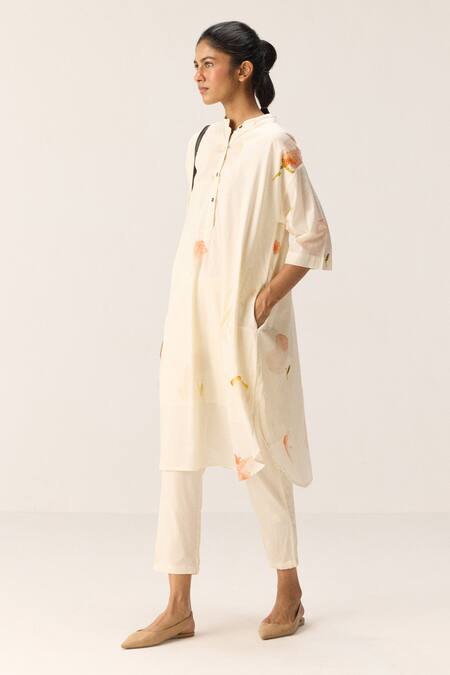 Kharakapas Off White Cotton Mandarin Collar French Hydrangeas Kurta Set at Aza Fashions Kharakapas_Off White Cotton Mandarin Collar French Hydrangeas Kurta Set _at_Aza_Fashions