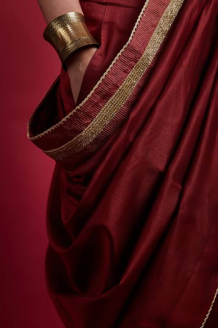 Vinusto Maroon Chanderi Embroidery, Lace V-neck Handloom Saree With Blouse at Aza Fashions Vinusto_Maroon Chanderi Embroidery, Lace V-neck Handloom Saree With Blouse _at_Aza_Fashions