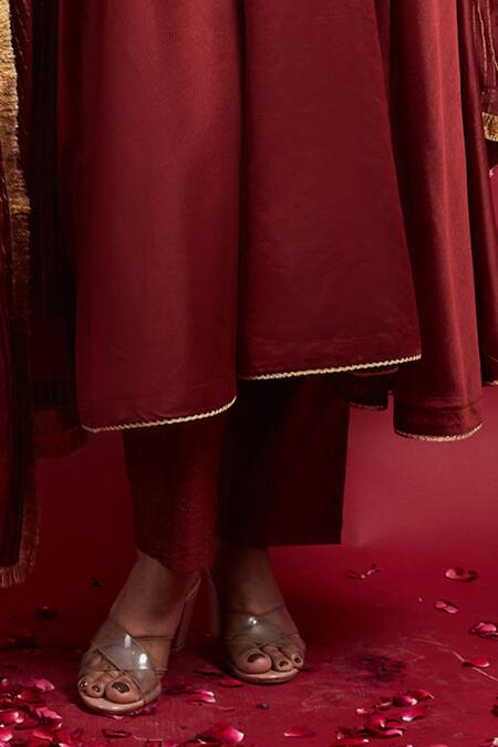 Vinusto Maroon Chanderi Tassels, Lace V-neck Flared Anarkali Set Online at Aza Fashions Vinusto_Maroon Chanderi Tassels, Lace V-neck Flared Anarkali Set _Online_at_Aza_Fashions