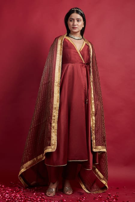 Vinusto Maroon Chanderi Tassels, Lace V-neck Flared Anarkali Set at Aza Fashions Vinusto_Maroon Chanderi Tassels, Lace V-neck Flared Anarkali Set _at_Aza_Fashions