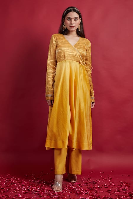Vinusto Yellow Chanderi Lace, Mirrors V-neck Handloom Anarkali Set Online at Aza Fashions Vinusto_Yellow Chanderi Lace, Mirrors V-neck Handloom Anarkali Set _Online_at_Aza_Fashions