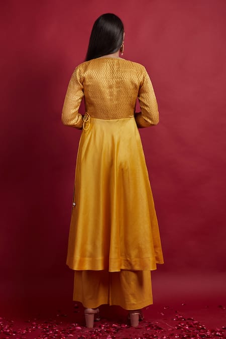 Shop Vinusto Yellow Chanderi Lace, Mirrors V-neck Handloom Anarkali Set at Aza Fashions Shop_Vinusto_Yellow Chanderi Lace, Mirrors V-neck Handloom Anarkali Set _at_Aza_Fashions