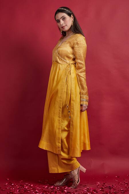 Shop Vinusto Yellow Chanderi Lace, Mirrors V-neck Handloom Anarkali Set Online at Aza Fashions Shop_Vinusto_Yellow Chanderi Lace, Mirrors V-neck Handloom Anarkali Set _Online_at_Aza_Fashions
