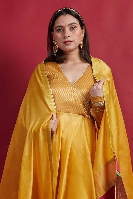 Vinusto Yellow Chanderi Lace, Mirrors V-neck Handloom Anarkali Set at Aza Fashions Vinusto_Yellow Chanderi Lace, Mirrors V-neck Handloom Anarkali Set _at_Aza_Fashions