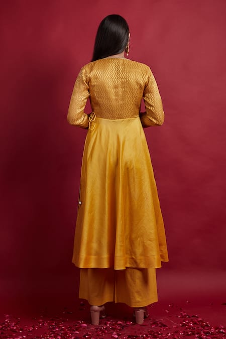 Shop Vinusto Yellow , Silk Cut Work, Embroidery V-neck Zig Zag Kurta Set at Aza Fashions Shop_Vinusto_Yellow , Silk Cut Work, Embroidery V-neck Zig Zag Kurta Set _at_Aza_Fashions