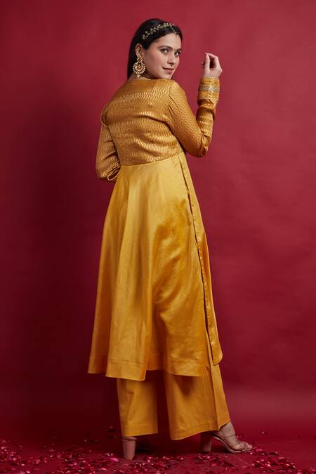 Vinusto Yellow , Silk Cut Work, Embroidery V-neck Zig Zag Kurta Set Online at Aza Fashions Vinusto_Yellow , Silk Cut Work, Embroidery V-neck Zig Zag Kurta Set _Online_at_Aza_Fashions