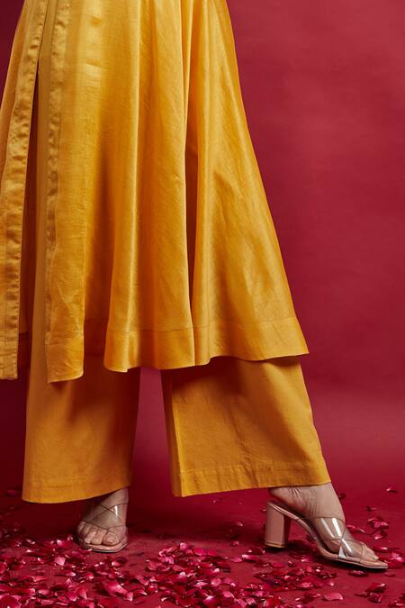 Buy Vinusto Yellow , Silk Cut Work, Embroidery V-neck Zig Zag Kurta Set Online at Aza Fashions Buy_Vinusto_Yellow , Silk Cut Work, Embroidery V-neck Zig Zag Kurta Set _Online_at_Aza_Fashions