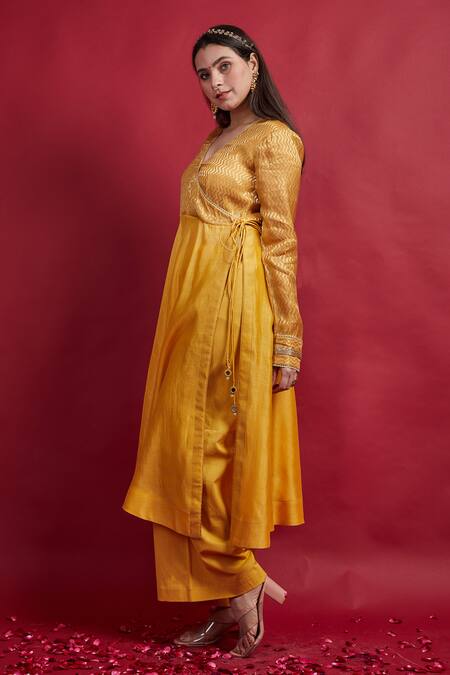 Shop Vinusto Yellow , Silk Cut Work, Embroidery V-neck Zig Zag Kurta Set Online at Aza Fashions Shop_Vinusto_Yellow , Silk Cut Work, Embroidery V-neck Zig Zag Kurta Set _Online_at_Aza_Fashions