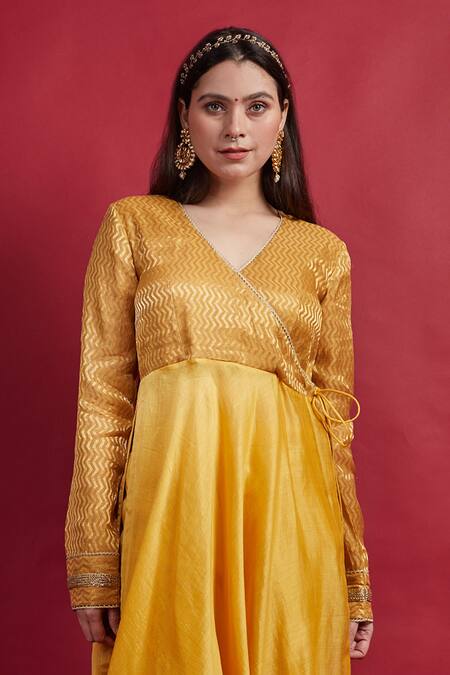 Vinusto Yellow , Silk Cut Work, Embroidery V-neck Zig Zag Kurta Set at Aza Fashions Vinusto_Yellow , Silk Cut Work, Embroidery V-neck Zig Zag Kurta Set _at_Aza_Fashions