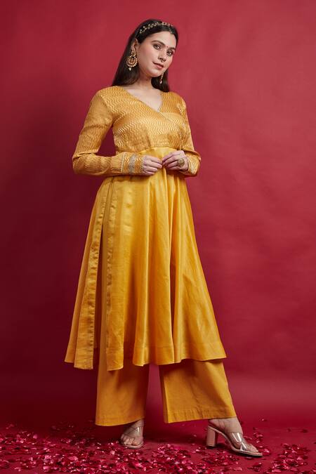 Buy Vinusto Yellow , Silk Cut Work, Embroidery V-neck Zig Zag Kurta Set Buy_Vinusto_Yellow , Silk Cut Work, Embroidery V-neck Zig Zag Kurta Set