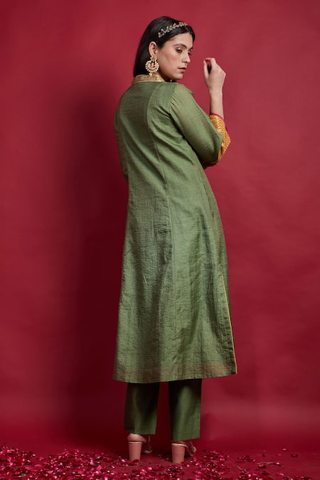 Shop Vinusto Olive Green Chanderi Embroidery V-neck Kurta Set at Aza Fashions Shop_Vinusto_Olive Green Chanderi Embroidery V-neck Kurta Set _at_Aza_Fashions