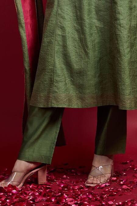 Buy Vinusto Olive Green Chanderi Embroidery V-neck Kurta Set Online at Aza Fashions Buy_Vinusto_Olive Green Chanderi Embroidery V-neck Kurta Set _Online_at_Aza_Fashions