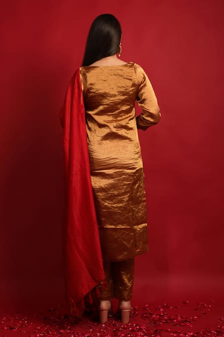 Shop Vinusto Gold Silk, Chanderi Zari, Tassels V-neck Kurta Set With Red Dupatta at Aza Fashions Shop_Vinusto_Gold Silk, Chanderi Zari, Tassels V-neck Kurta Set With Red Dupatta _at_Aza_Fashions