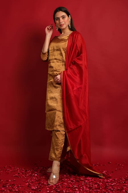 Vinusto Gold Silk, Chanderi Zari, Tassels V-neck Kurta Set With Red Dupatta Online at Aza Fashions Vinusto_Gold Silk, Chanderi Zari, Tassels V-neck Kurta Set With Red Dupatta _Online_at_Aza_Fashions