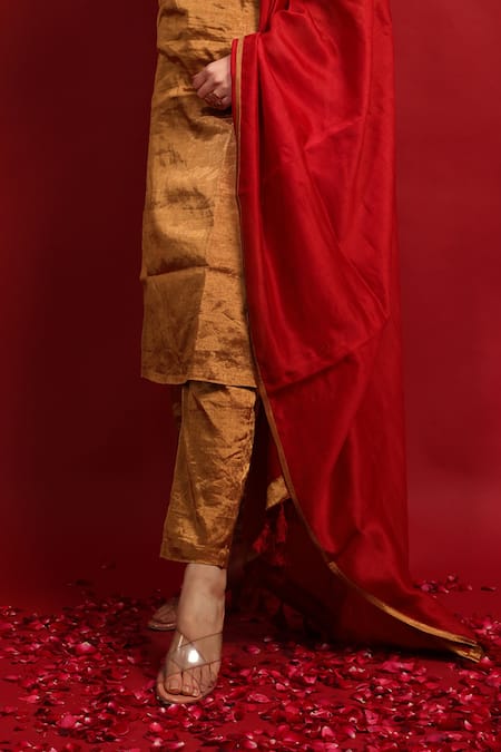 Buy Vinusto Gold Silk, Chanderi Zari, Tassels V-neck Kurta Set With Red Dupatta Online at Aza Fashions Buy_Vinusto_Gold Silk, Chanderi Zari, Tassels V-neck Kurta Set With Red Dupatta _Online_at_Aza_Fashions