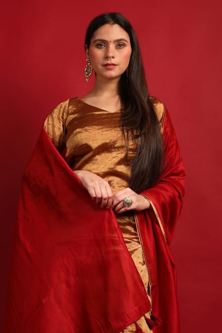 Shop Vinusto Gold Silk, Chanderi Zari, Tassels V-neck Kurta Set With Red Dupatta Online at Aza Fashions Shop_Vinusto_Gold Silk, Chanderi Zari, Tassels V-neck Kurta Set With Red Dupatta _Online_at_Aza_Fashions